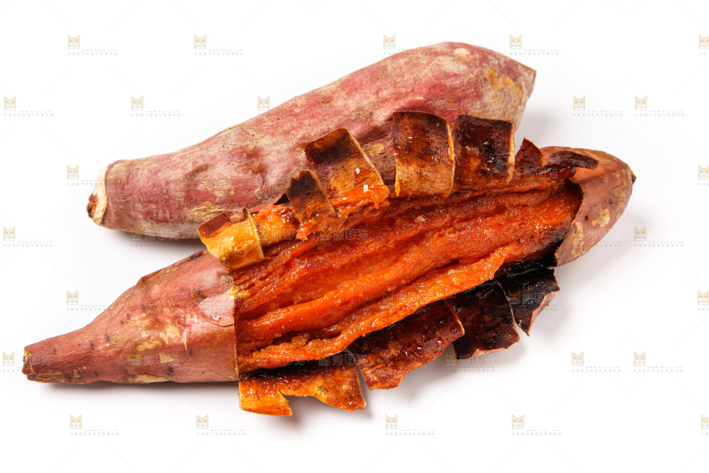 白底上放着烤红薯