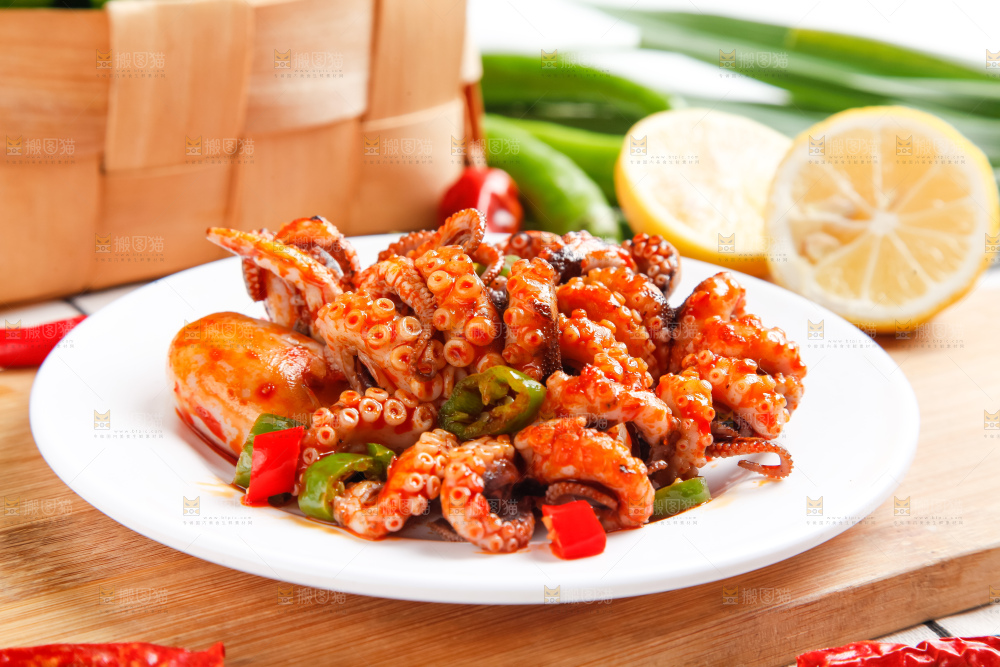 盘子里装着香辣鱿鱼