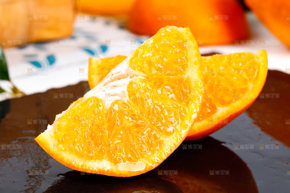 黑石板上的春见耙耙柑