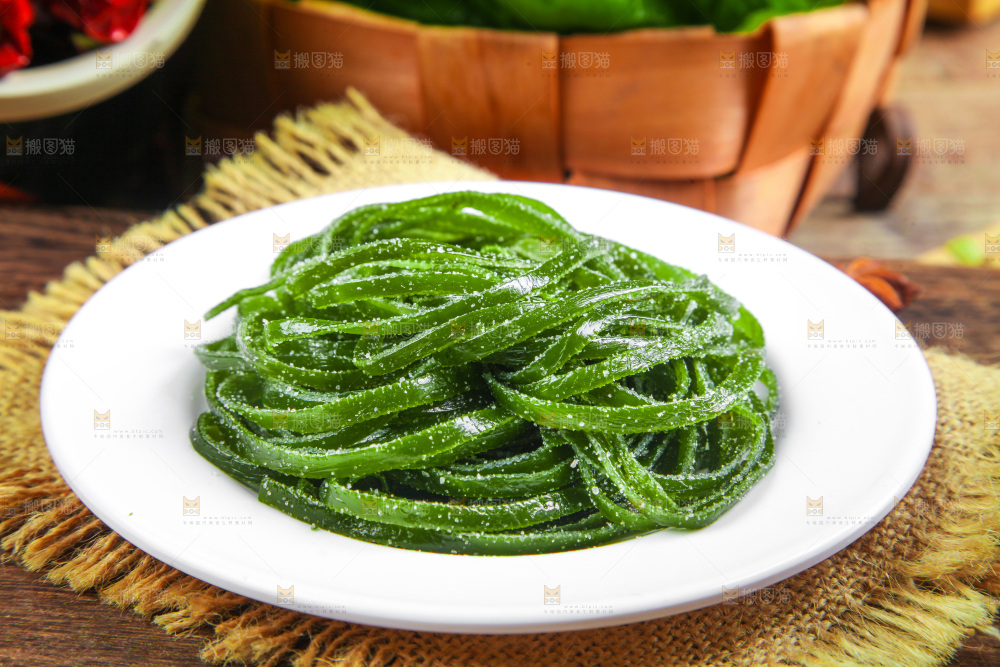 木底上放着盐渍海带丝