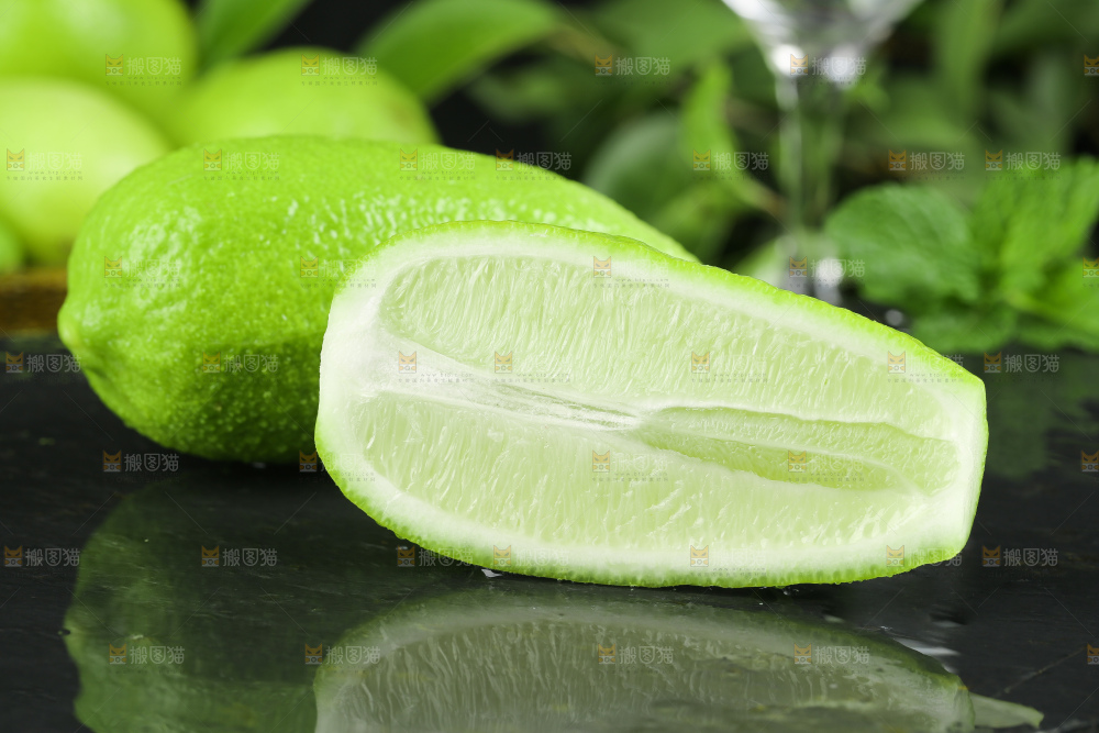 黑石板上摆放着海南香水柠檬
