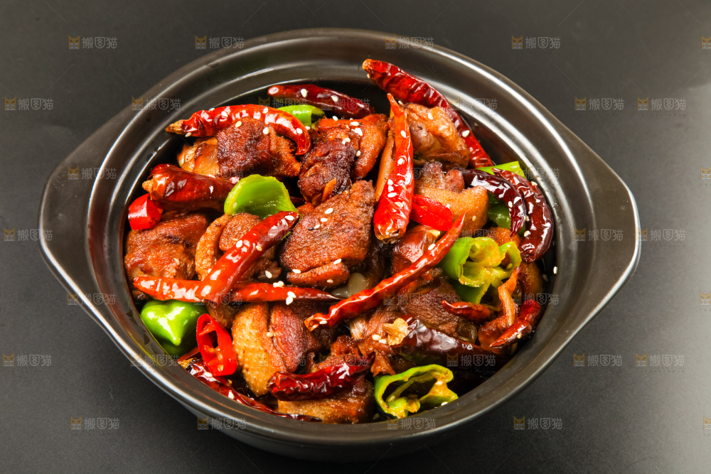 碗里装着香辣鸡煲