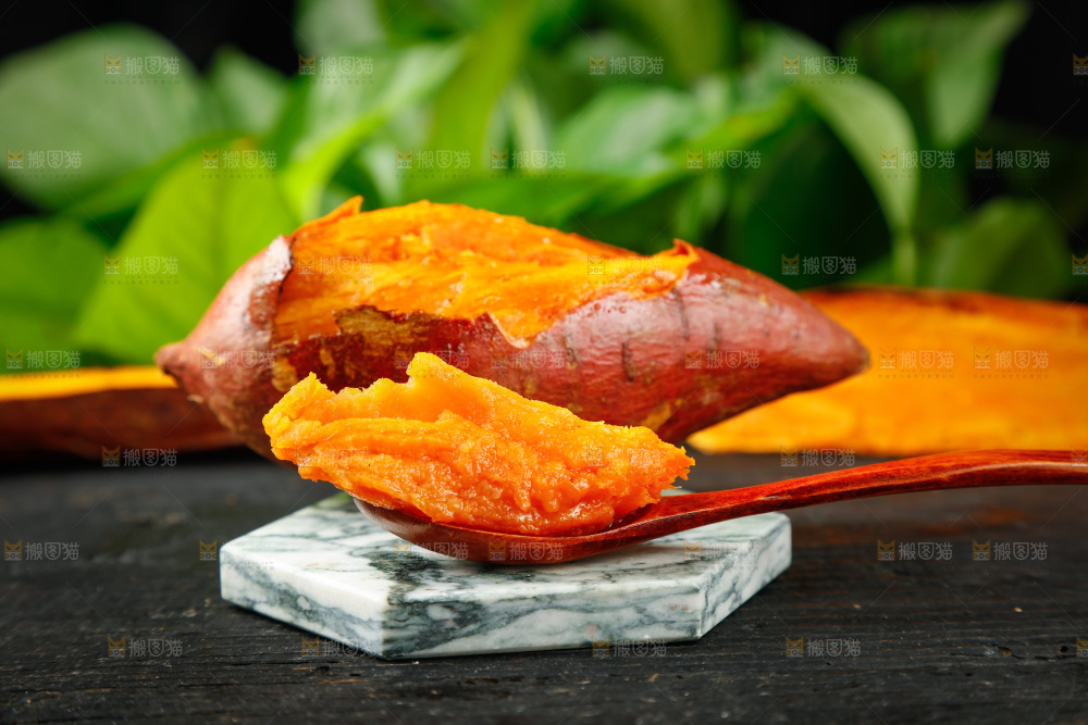 深底上放着烤红薯