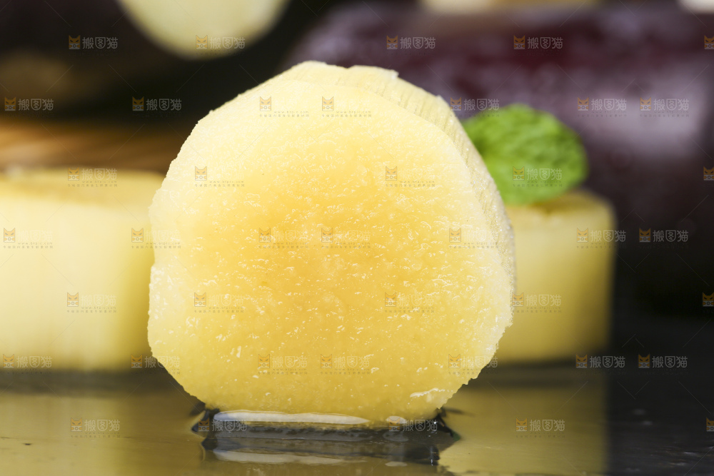 黑石板上的甜甘蔗