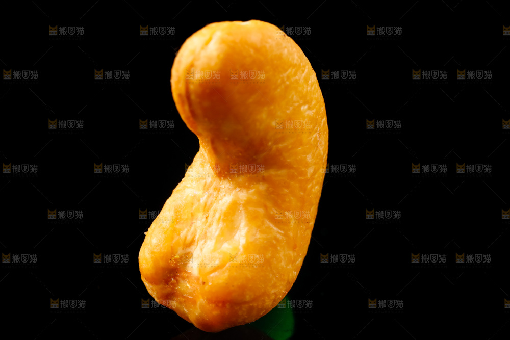 黑底上放着炭烧腰果