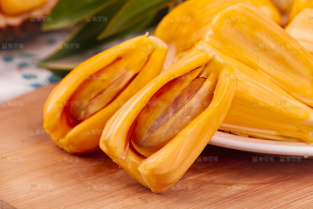 盘子里的泰国红心菠萝蜜