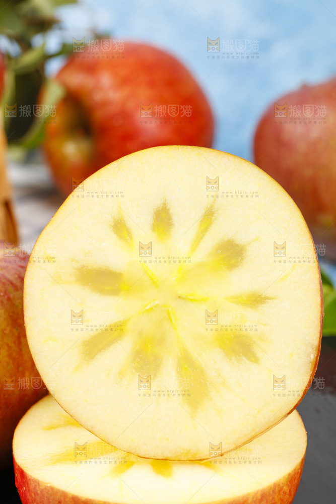 黑石板上摆放着云南昭通丑苹果
