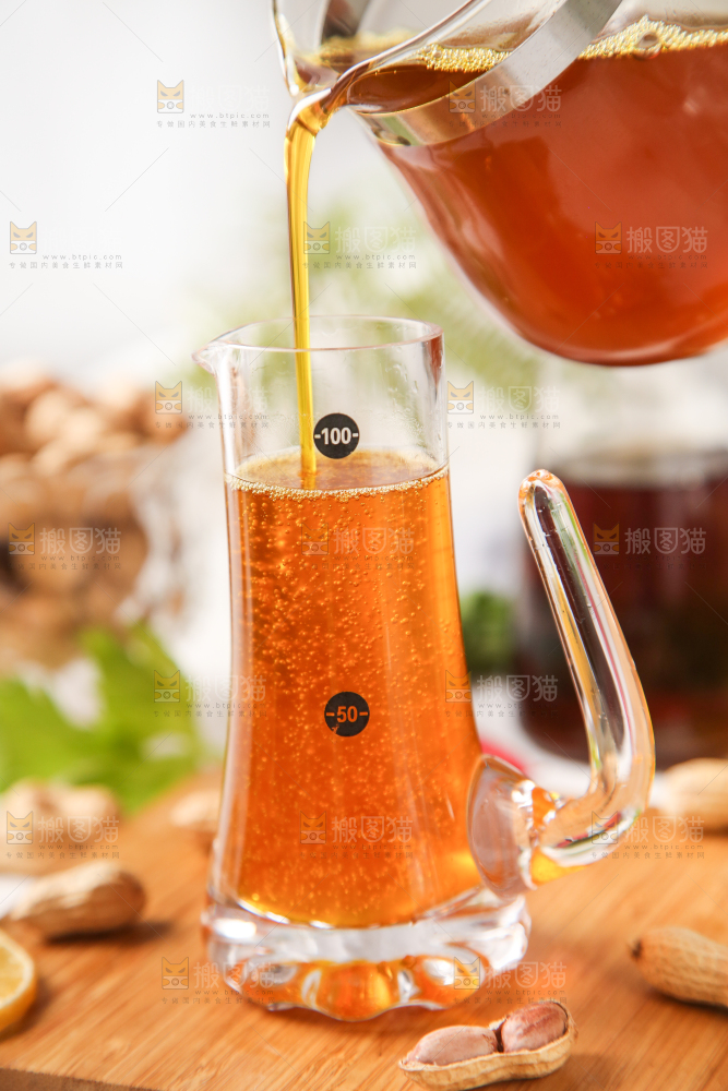 碟子里的料酒
