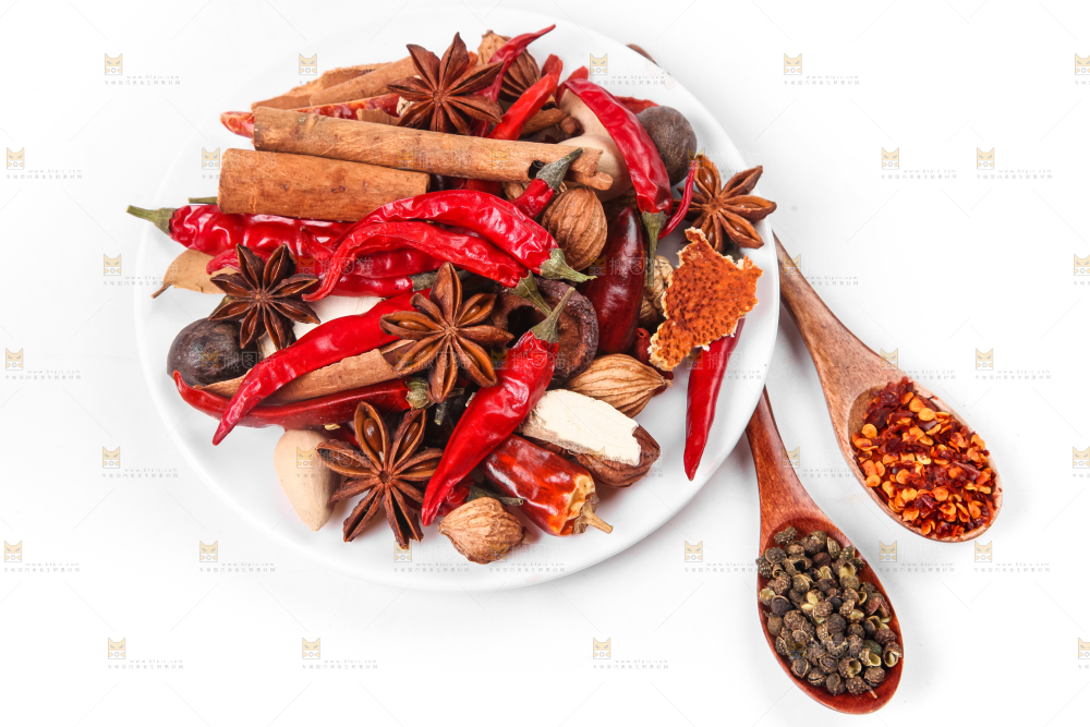 白底上放着香料组合