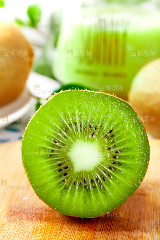 木板上放着陕西猕猴桃