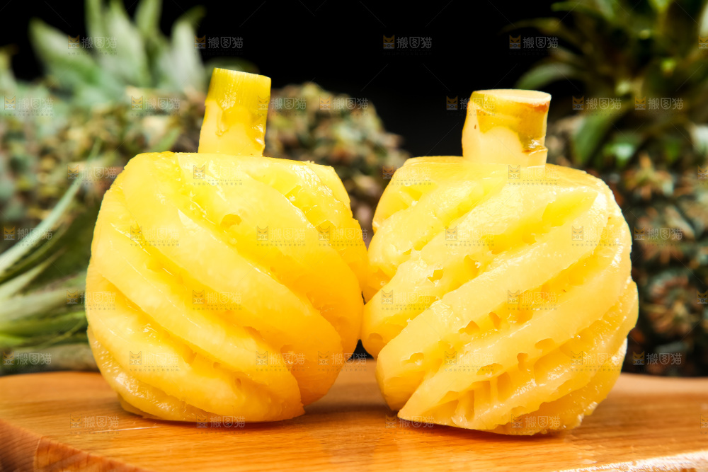 木板上的泰国迷你小菠萝