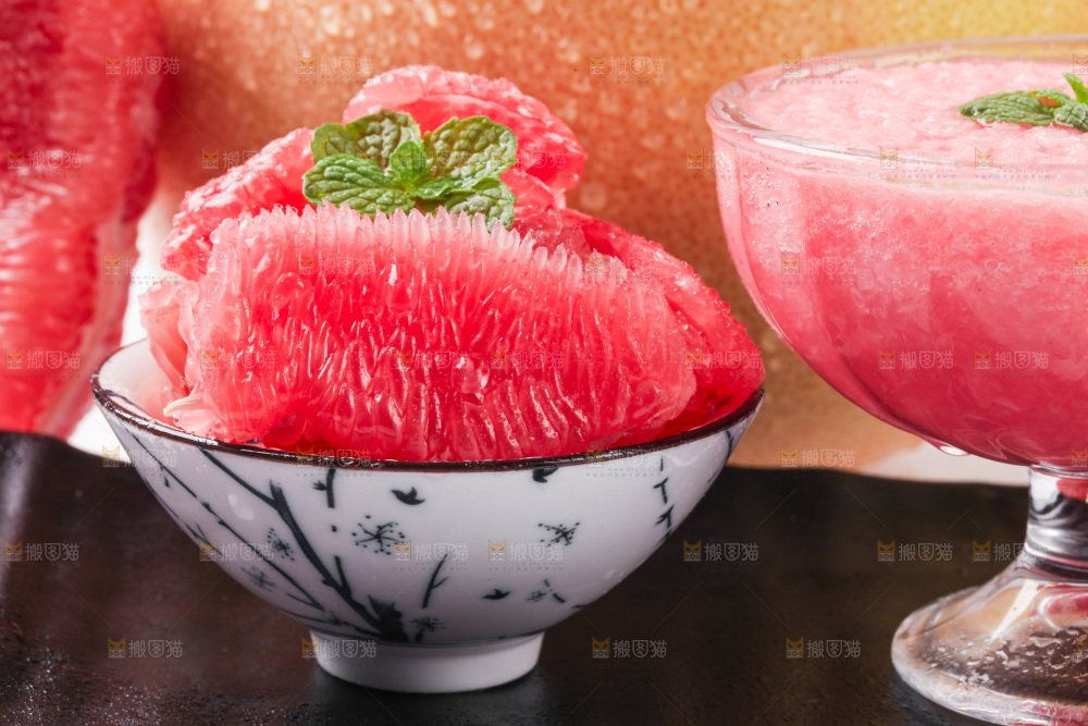 白底上的新鲜柚子