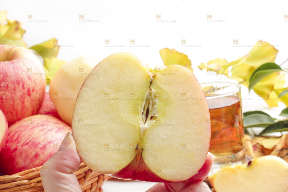 手里拿着新鲜苹果