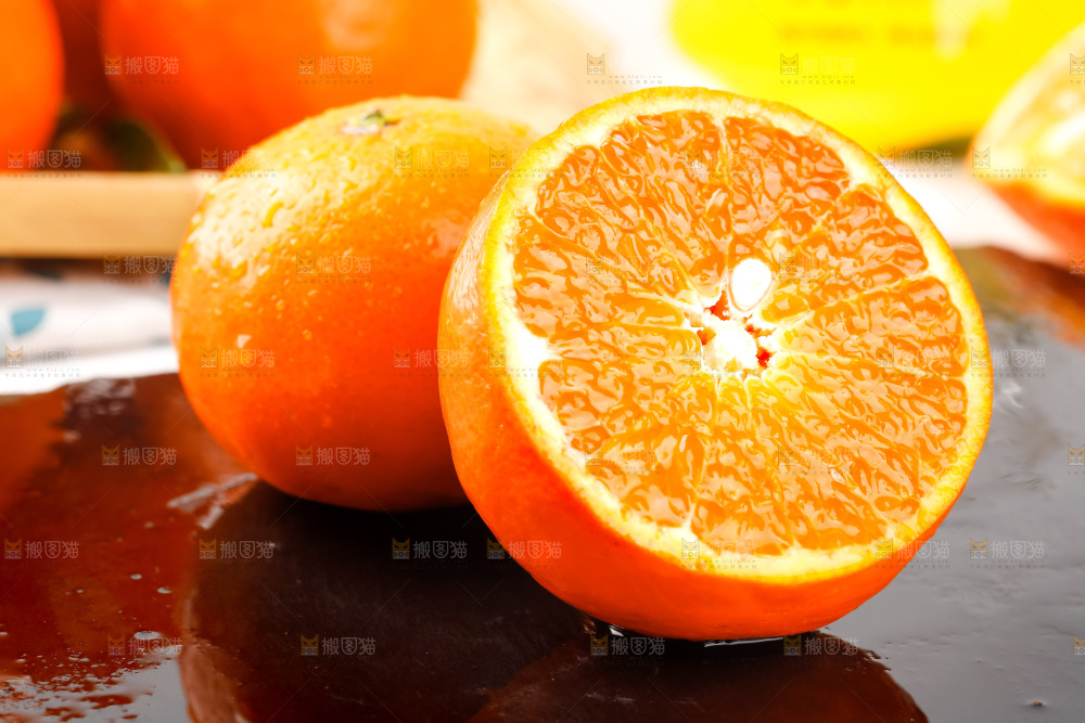 黑石板上的橘柑