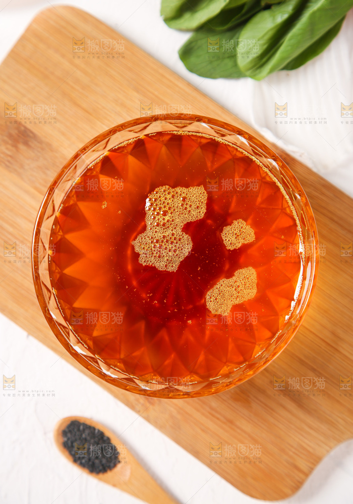 碟子里的料酒