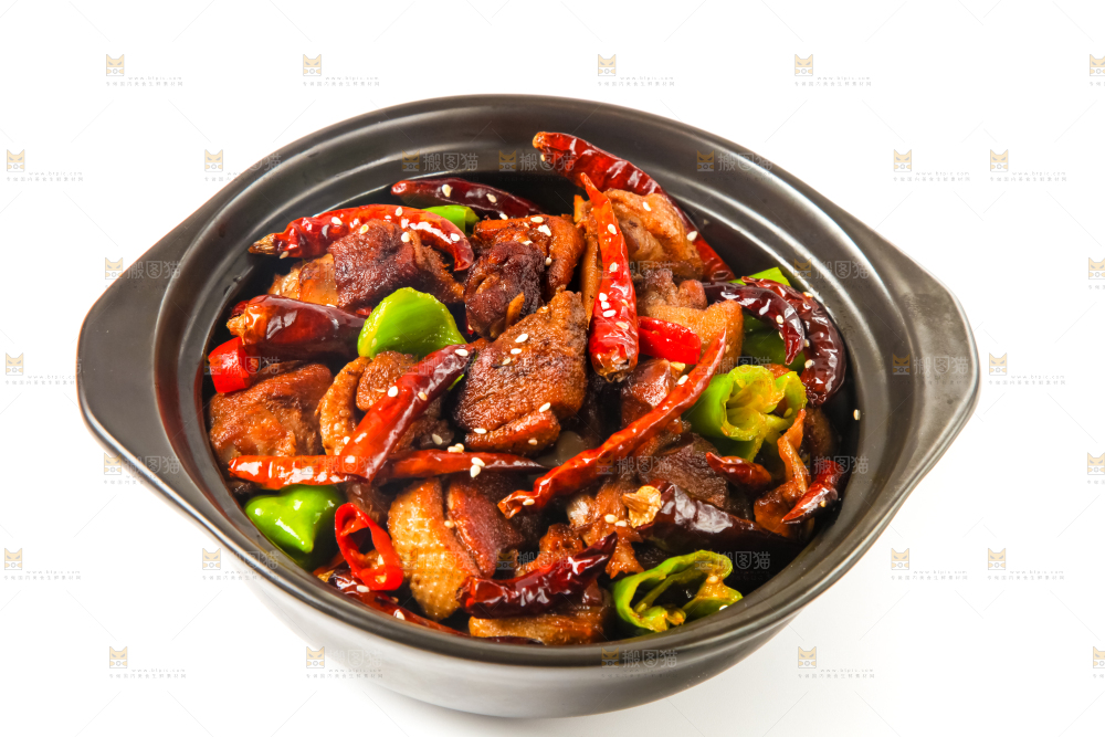 碗里装着香辣鸡煲