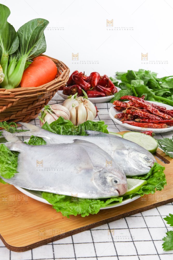 木板上放着银鲳鱼