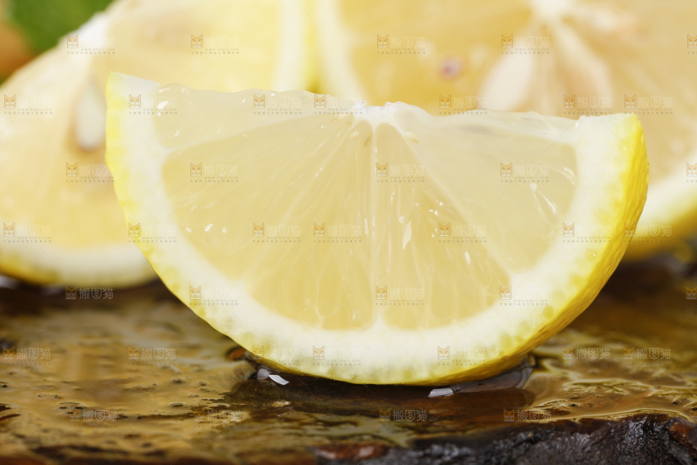 深底上放着柠檬果
