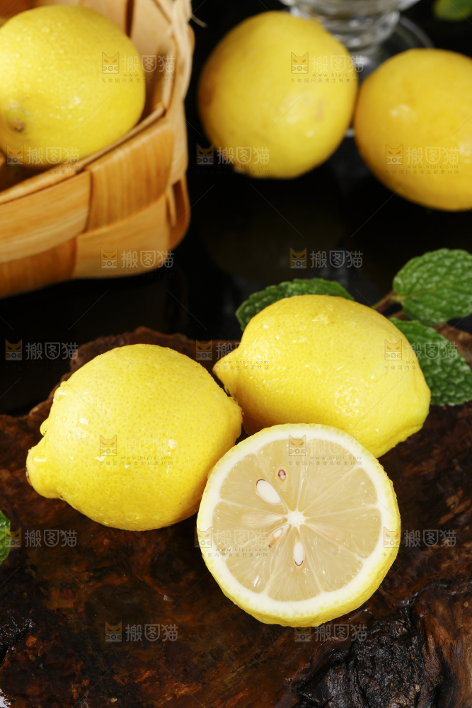 深底上放着柠檬果