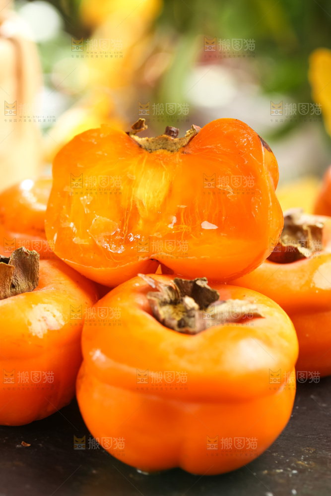 黑石板上放着易县磨盘柿