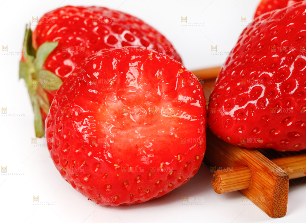 白底上的99牛奶草莓