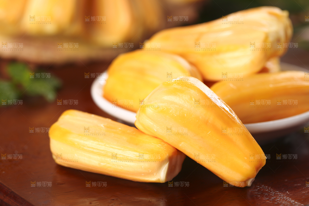 盘子里装着红心菠萝蜜