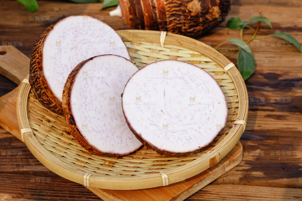 木板上篮子里切开的广西荔浦芋
