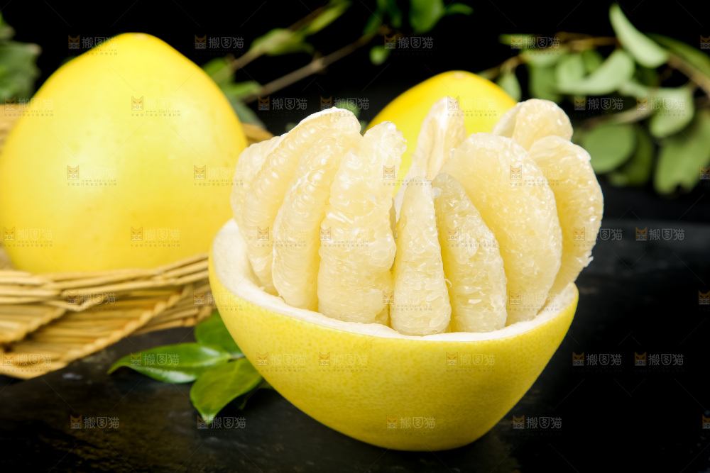 黑石板上的白心柚子