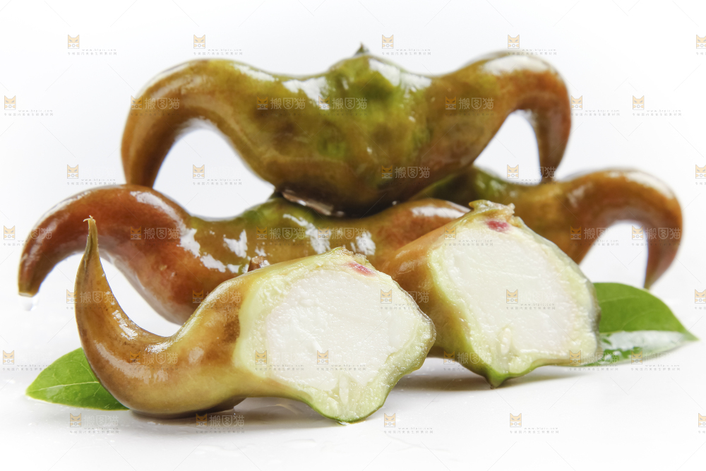 白底上的新鲜菱角