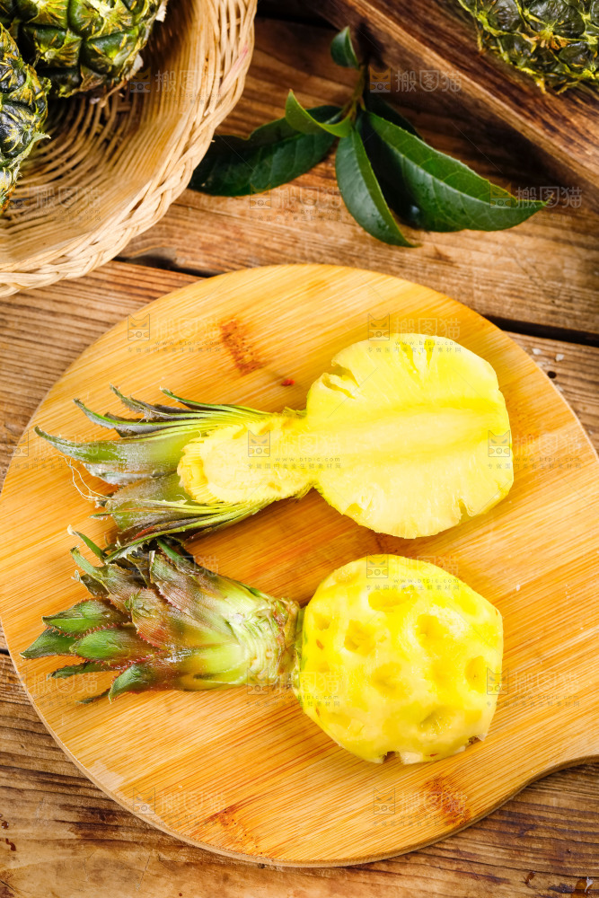 木板上放着泰国小菠萝