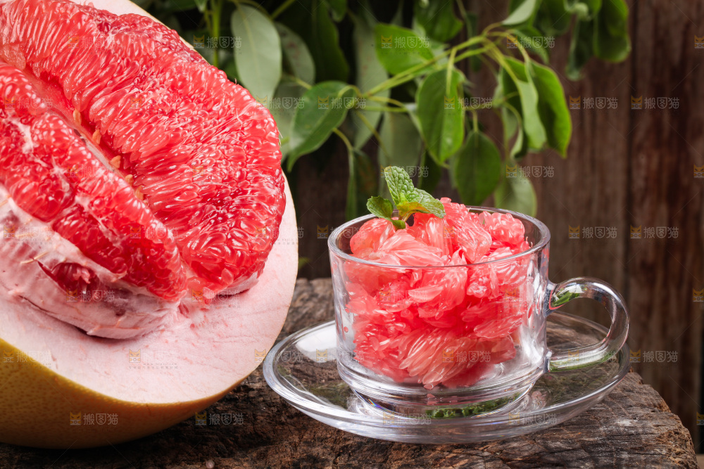 深底上放着柚子