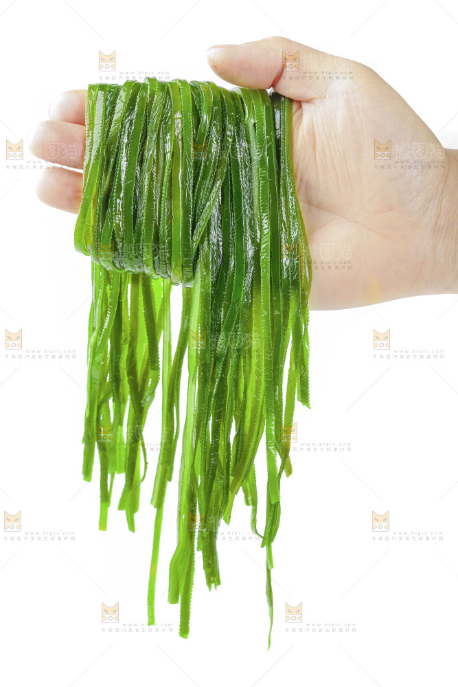 手里拿着海带丝