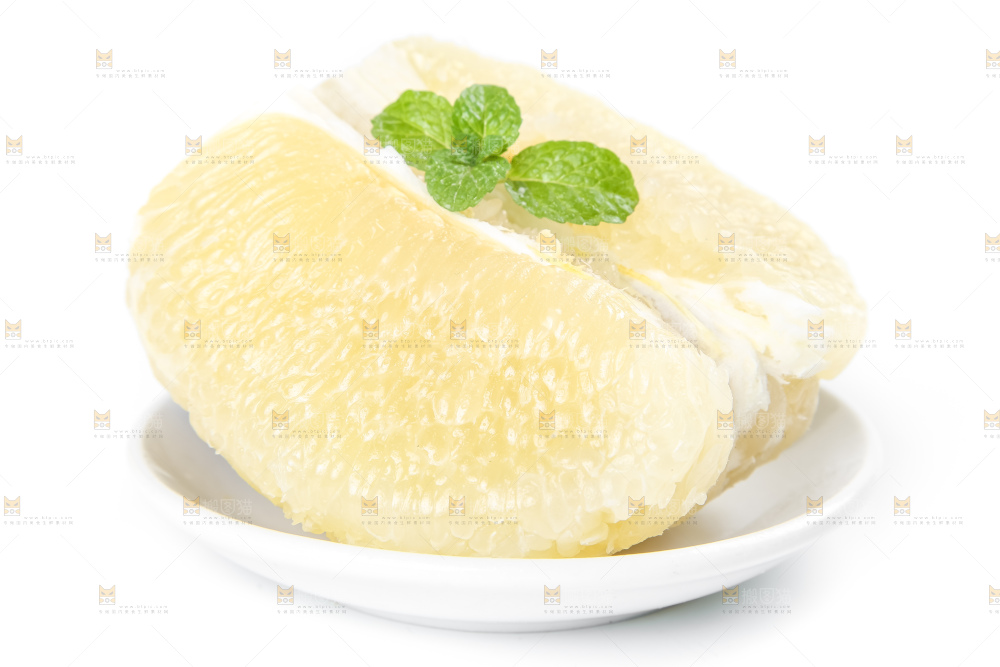 盘子里装着柚子果肉