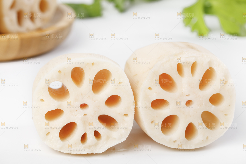 白底上放着切开的洪湖莲藕