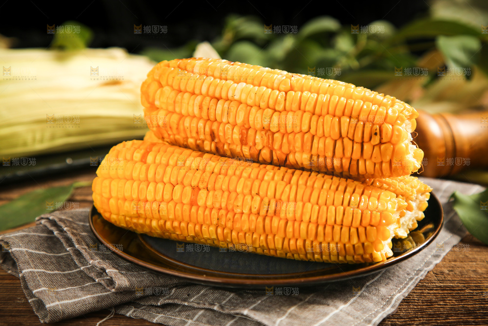 盘子里装烤玉米