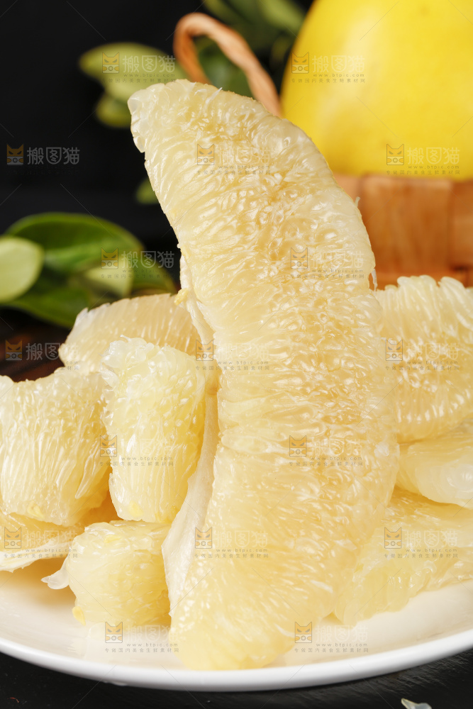盘子里装着柚子果肉