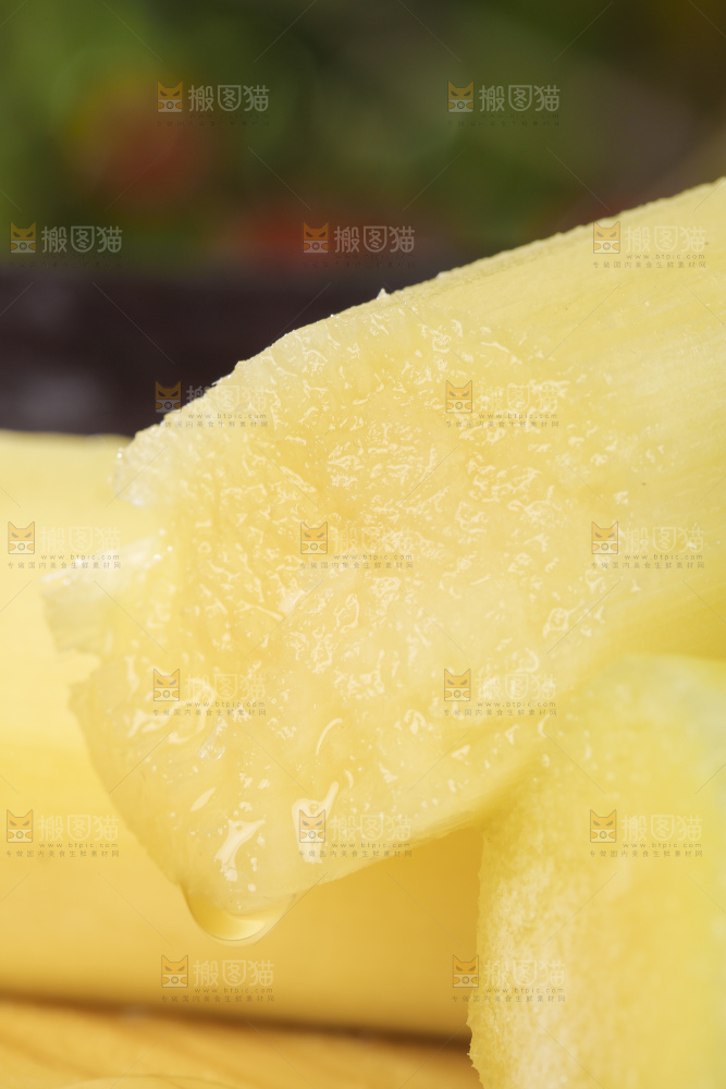 木板上放着黑皮甘蔗