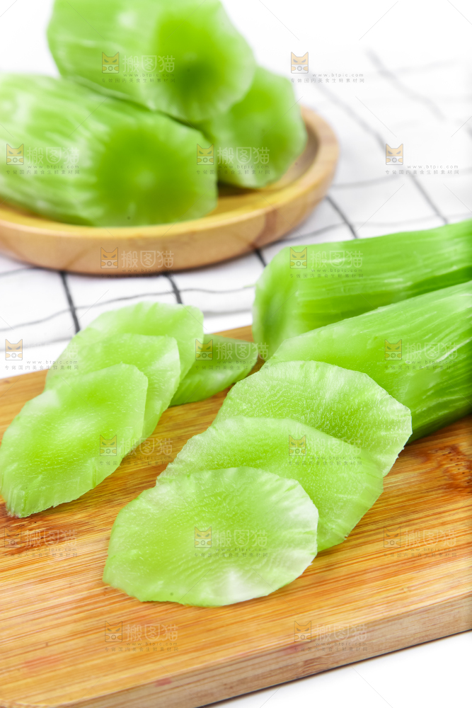 木板上放着莴苣