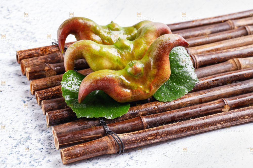 竹底上的新鲜菱角