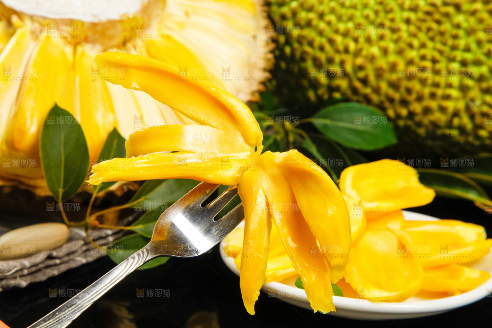 黑石板上放着泰国菠萝蜜