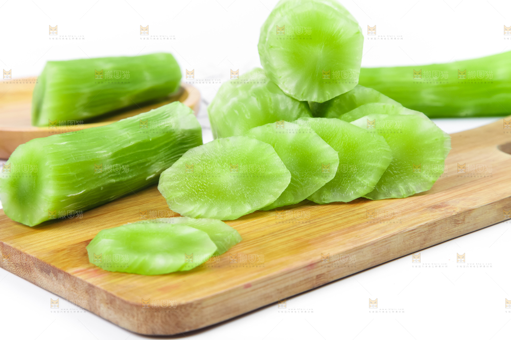 木板上放着莴苣