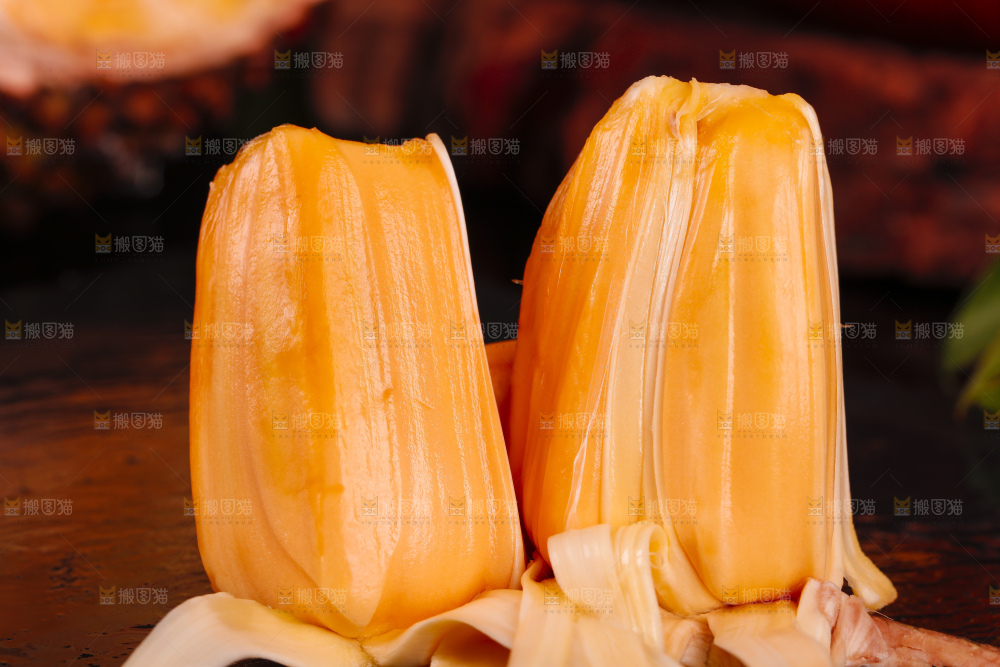 碟子里装着越南红心菠萝蜜