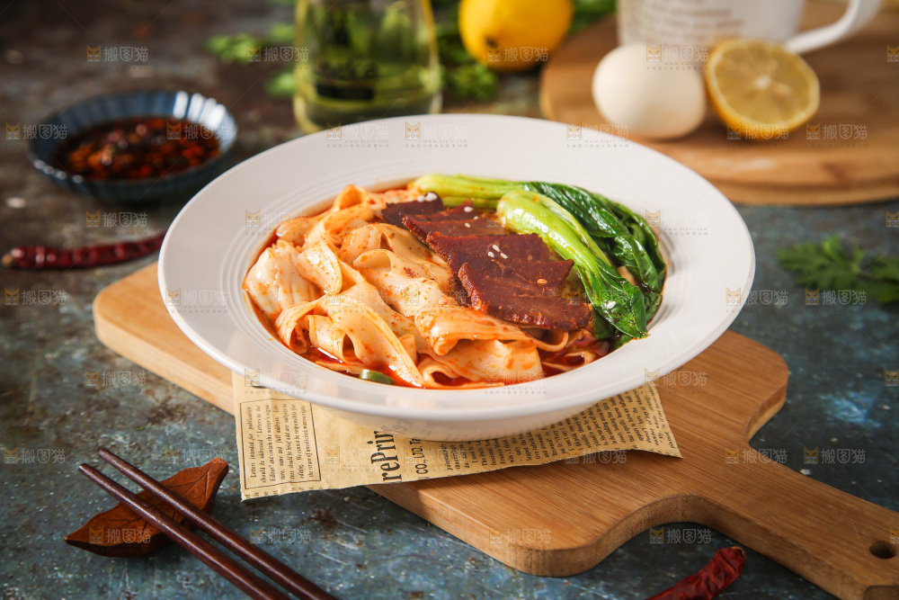 碗里的牛肉刀削面