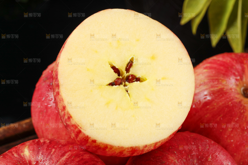 深底上放着条纹苹果