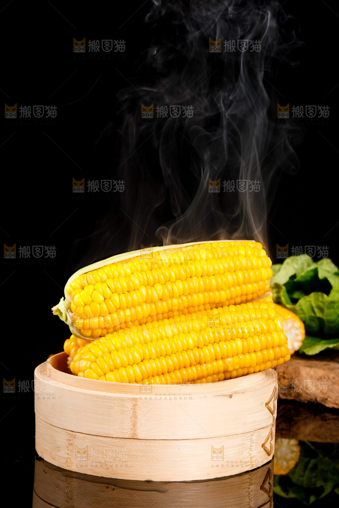 蒸笼里装着玉米棒