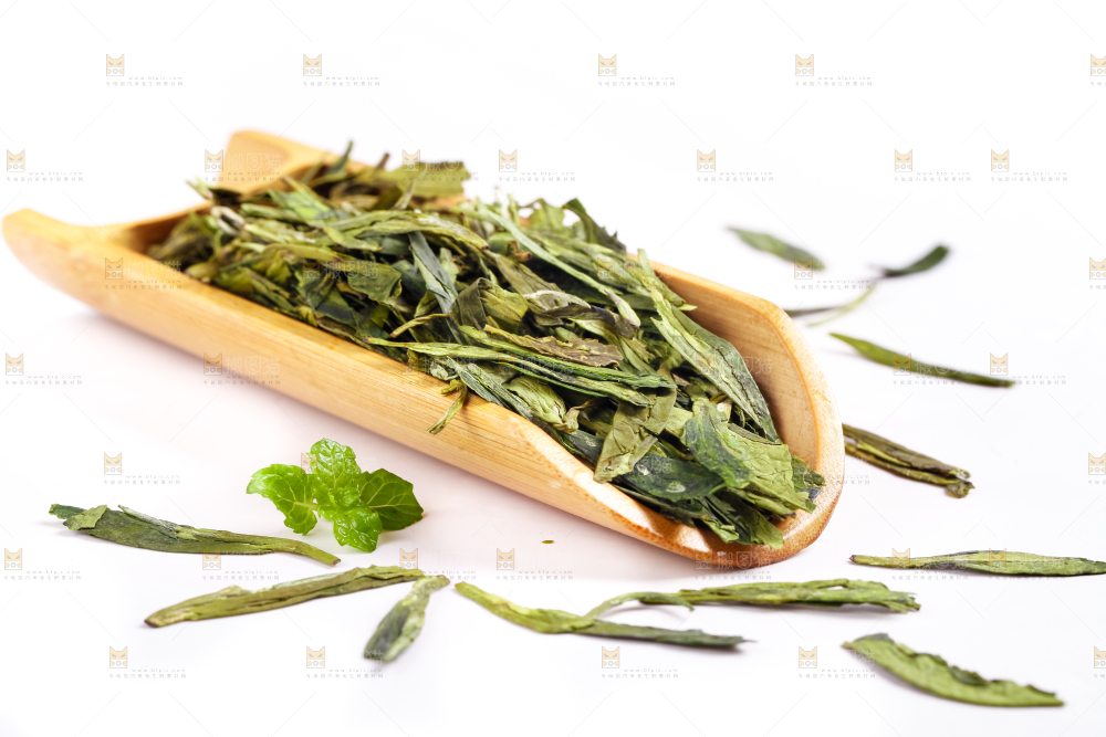 白底上的干茶叶
