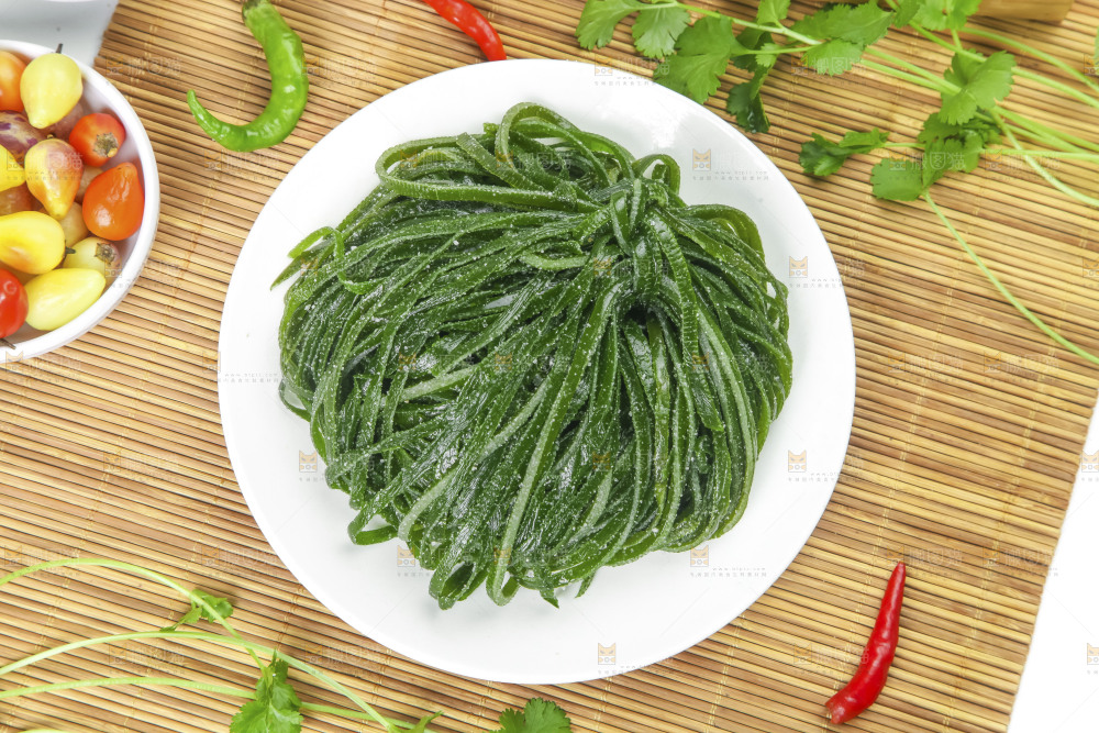 盘子里的盐渍海带丝