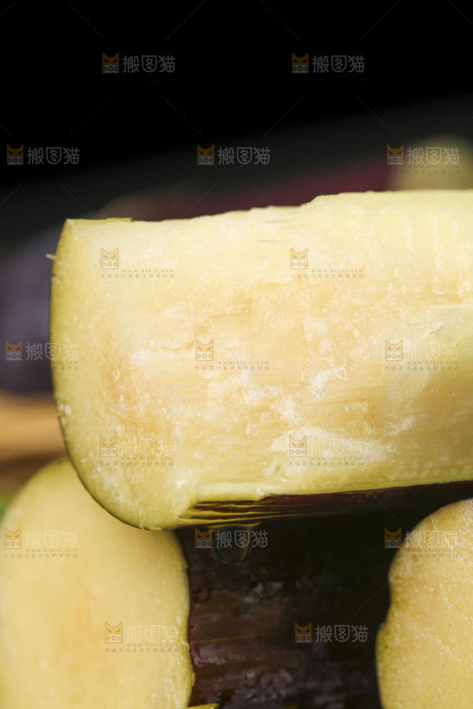 石板上放着广西黑皮甘蔗