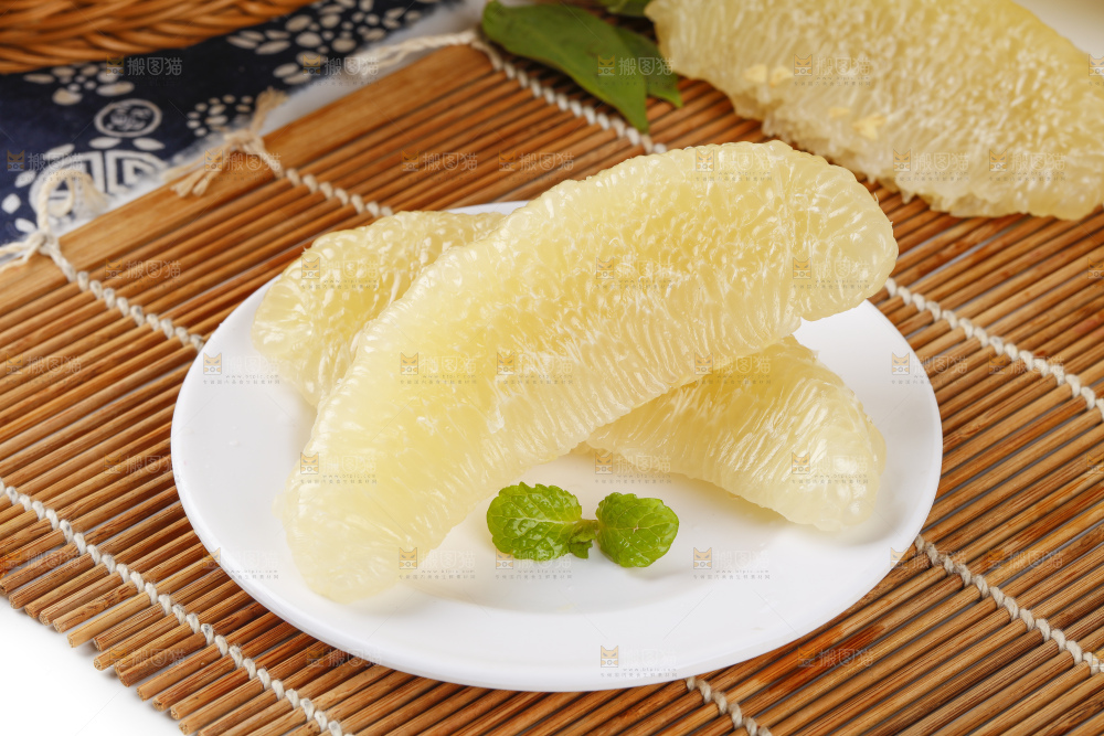 盘子里装着白肉柚子