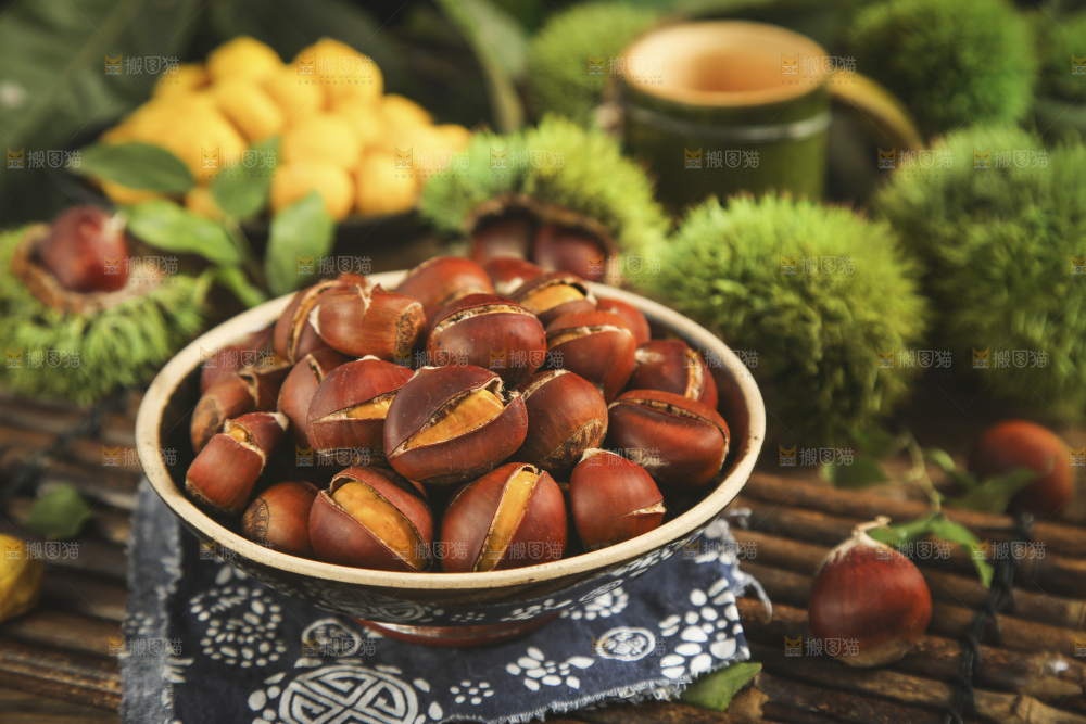 竹底上放着一盘板栗